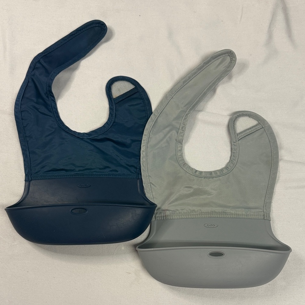 🐥 Oxo - Navy and Grey Silicone Bib Set